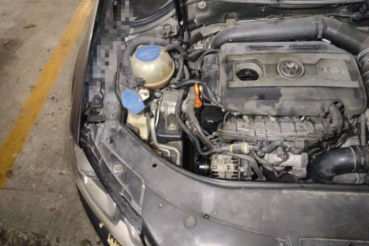 Used Volkswagen Magotan 2012 1.8TSI Prestige Model Engine Bay Right