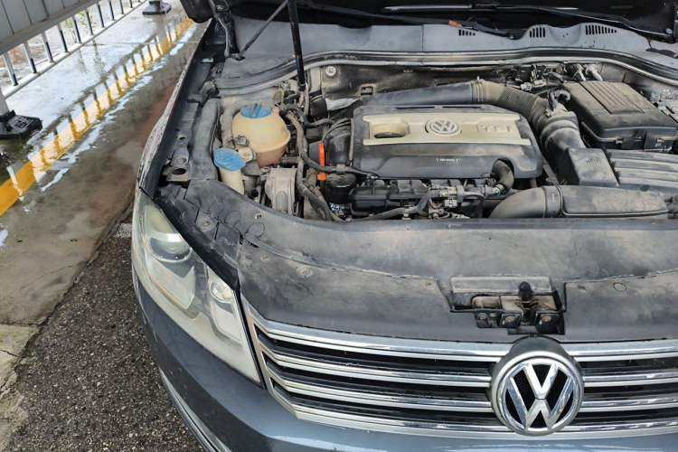Used Volkswagen Magotan 2012 Revised Version 2.0 TSI Supreme Edition Engine Bay Right