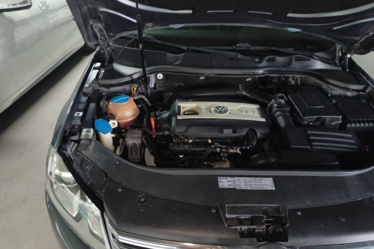 Used Volkswagen Magotan 2012 Revised 1.8TSI Luxury Version Engine Bay Right