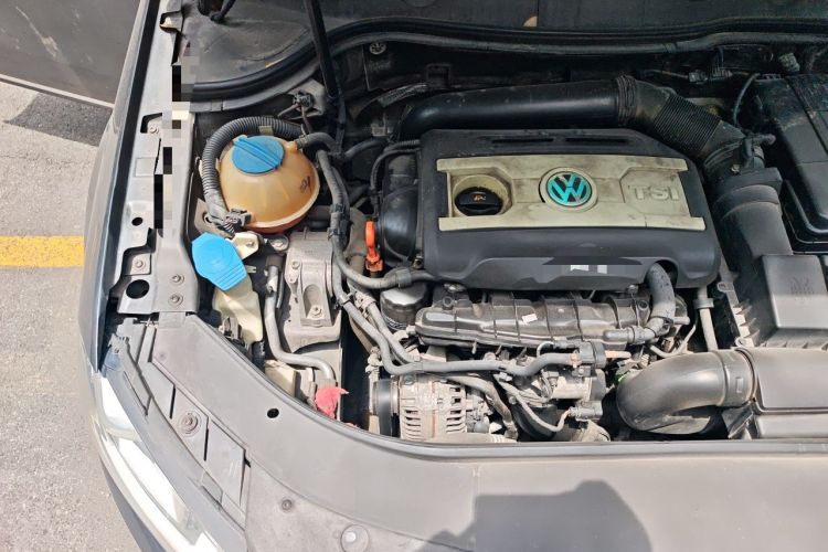 Used Volkswagen Magotan 2012 Revised Version 2.0 TSI Supreme Edition Engine Bay Right