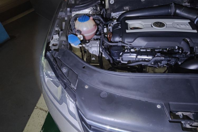 Used Volkswagen Magotan 2012 Travel Edition 2.0 TSI Luxury Version Engine Bay Right