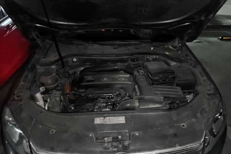 Used Volkswagen Magotan 2012 Facelift 2.0 TSI Prestige Model Engine Bay