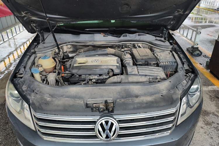 Used Volkswagen Magotan 2012 Revised Version 2.0 TSI Supreme Edition Engine Bay