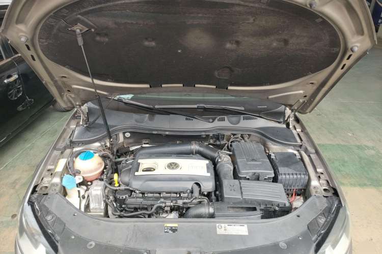 Used Volkswagen Magotan 2012 Travel Edition 2.0 TSI Comfort Version Engine Bay