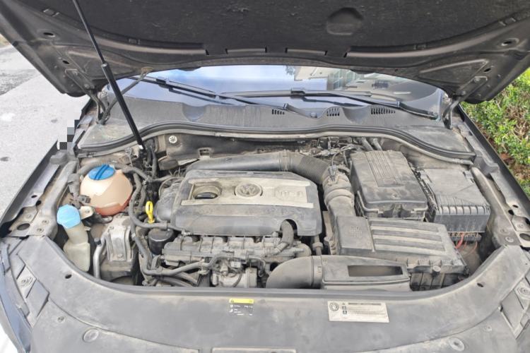 Used Volkswagen Magotan 2012 Travel Edition 2.0 TSI Comfort Version Engine Bay
