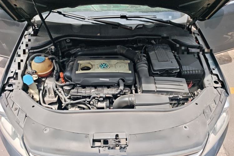 Used Volkswagen Magotan 2012 Revised Version 2.0 TSI Supreme Edition Engine Bay
