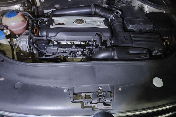 Used Volkswagen Magotan 2012 Travel Edition 2.0 TSI Luxury Version Engine Bay