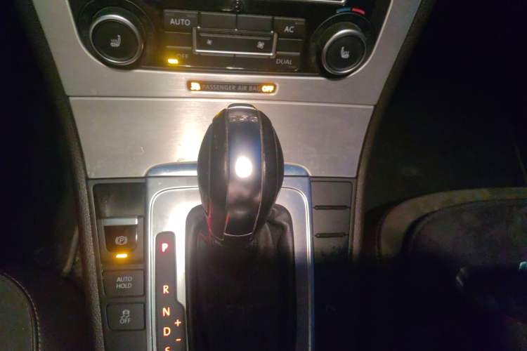 Used Volkswagen Magotan 2012 Travel Edition 2.0 TSI Comfort Version Gear Lever