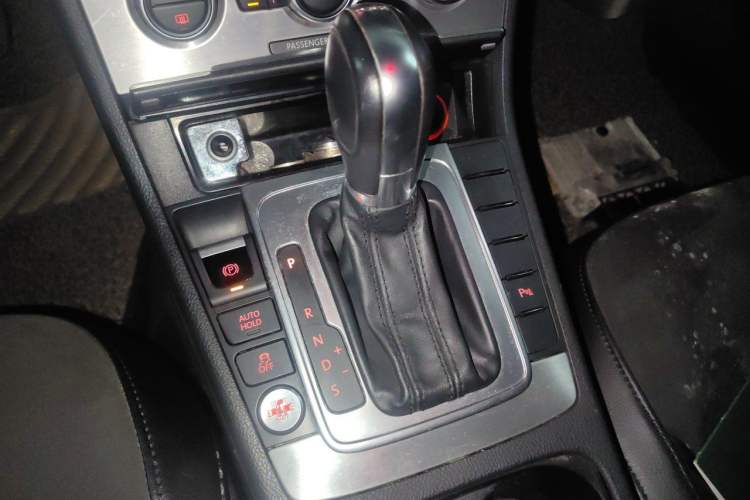 Used Volkswagen Magotan 2012 Travel Edition 2.0 TSI Comfort Version Gear Lever