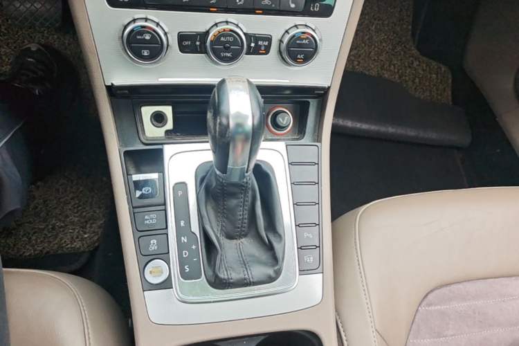 Used Volkswagen Magotan 2012 2.0 TSI Prestige Edition Gear Lever
