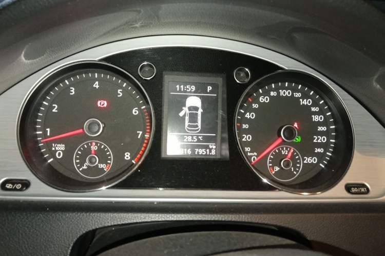 Used Volkswagen Magotan 2012 Revised Version 1.8TSI Leading Edition Instrument Cluster