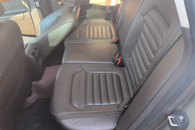 Used Volkswagen Magotan 2012 Travel Edition 2.0 TSI Luxury Version Interior 4