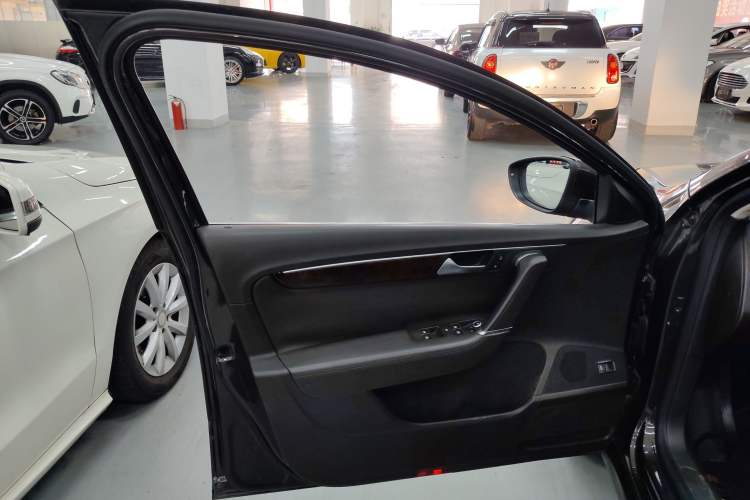 Used Volkswagen Magotan 2012 Travel Edition 2.0 TSI Comfort Version Left Front Door Interior