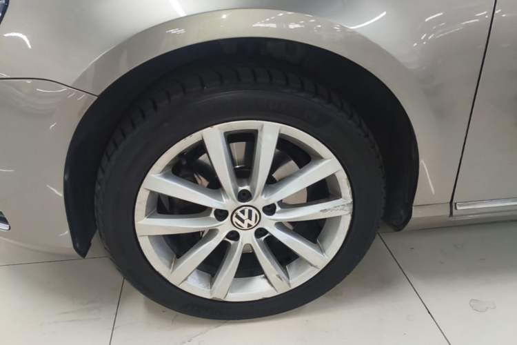 Used Volkswagen Magotan 2012 Travel Edition 2.0 TSI Comfort Version Left Front Wheel Hub