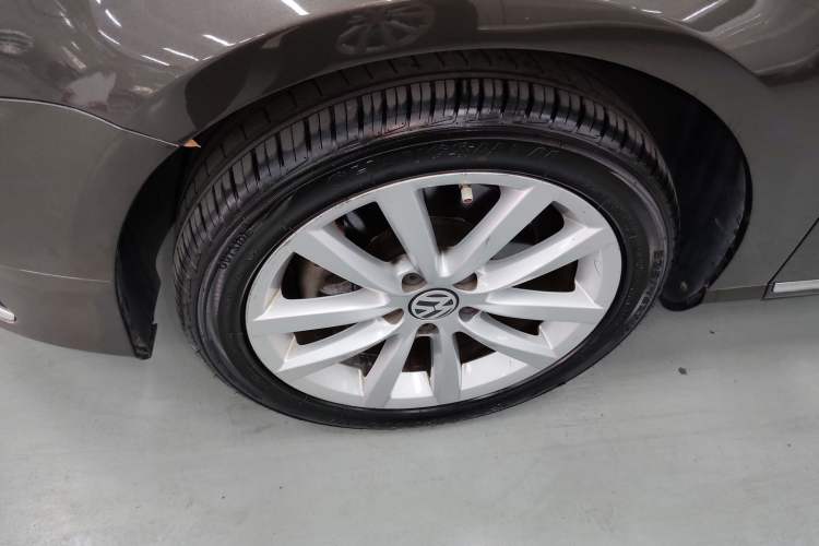 Used Volkswagen Magotan 2012 Travel Edition 2.0 TSI Comfort Version Left Front Wheel Hub
