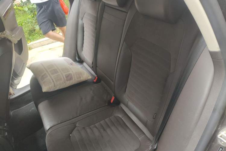 Used Volkswagen Magotan 2012 Travel Edition 2.0 TSI Comfort Version Left Rear Seat