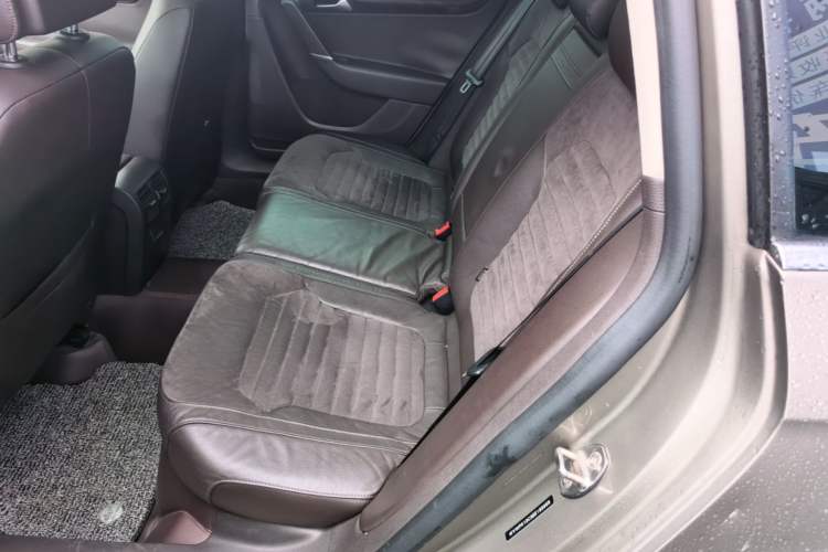 Used Volkswagen Magotan 2012 Travel Edition 2.0 TSI Comfort Version Left Rear Seat