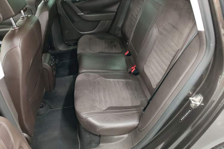 Used Volkswagen Magotan 2012 Travel Edition 2.0 TSI Comfort Version Left Rear Seat