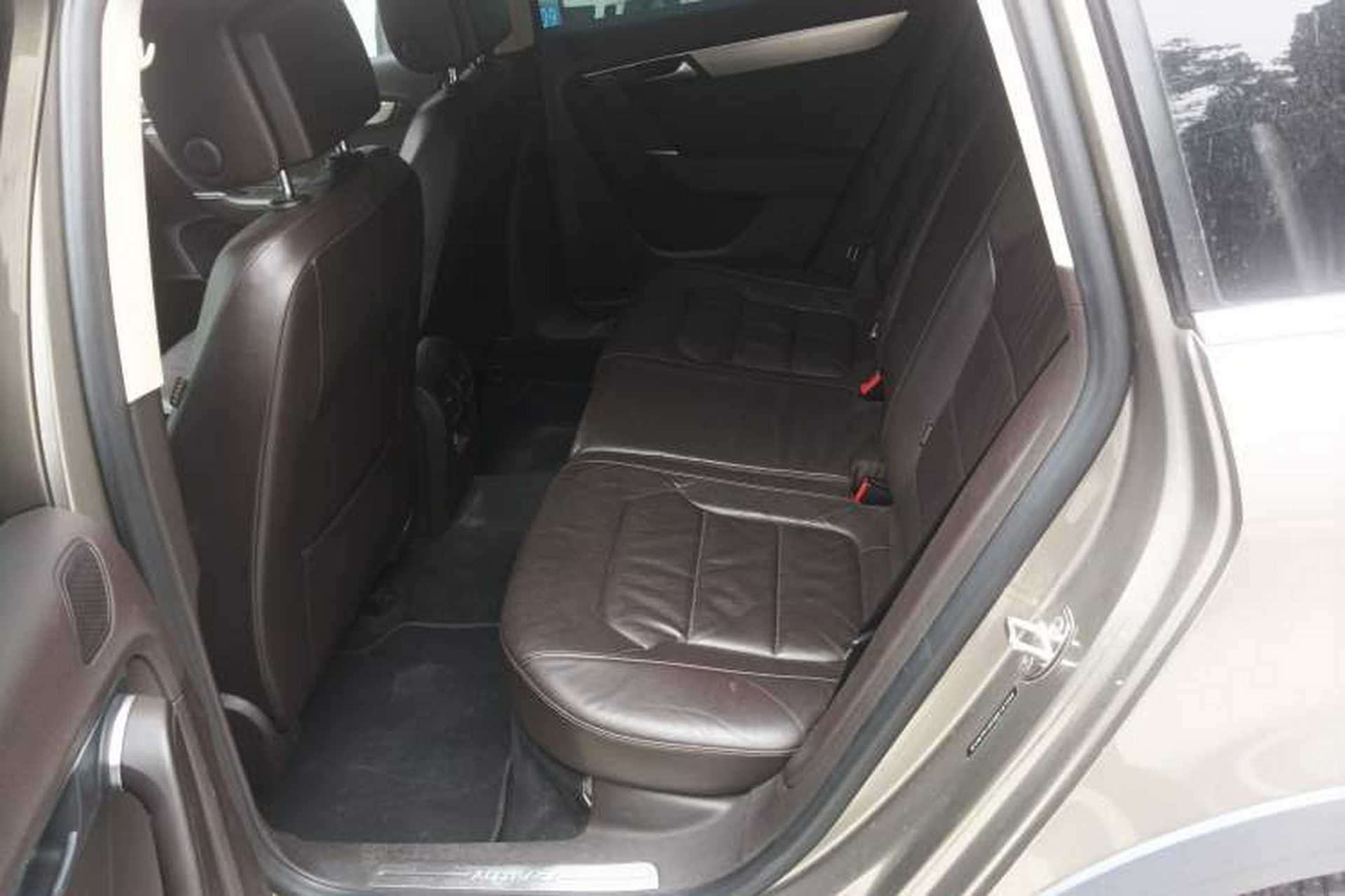 Used Volkswagen Magotan 2012 Travel Edition 2.0 TSI 4x4 Comfort Version Left Rear Seat