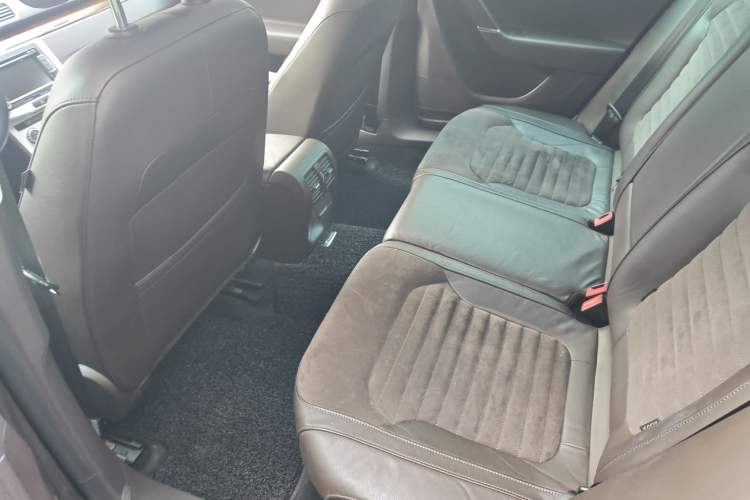 Used Volkswagen Magotan 2012 Travel Edition 2.0 TSI Comfort Version Left Rear Seat