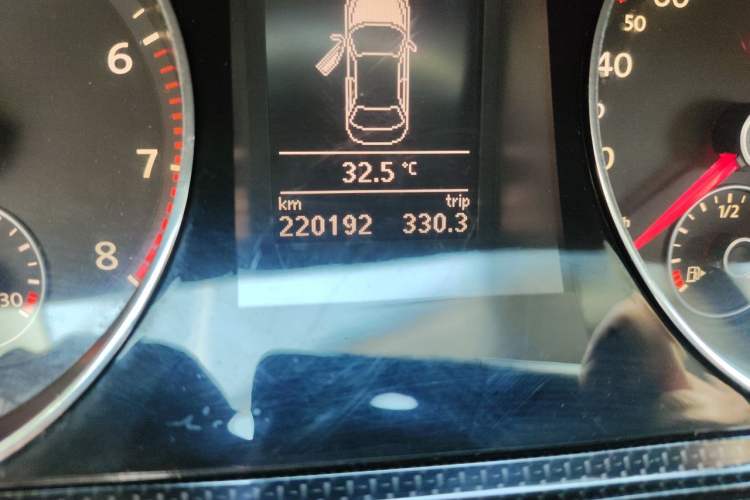 Used Volkswagen Magotan 2012 1.8TSI Luxury Model Odometer Close Up
