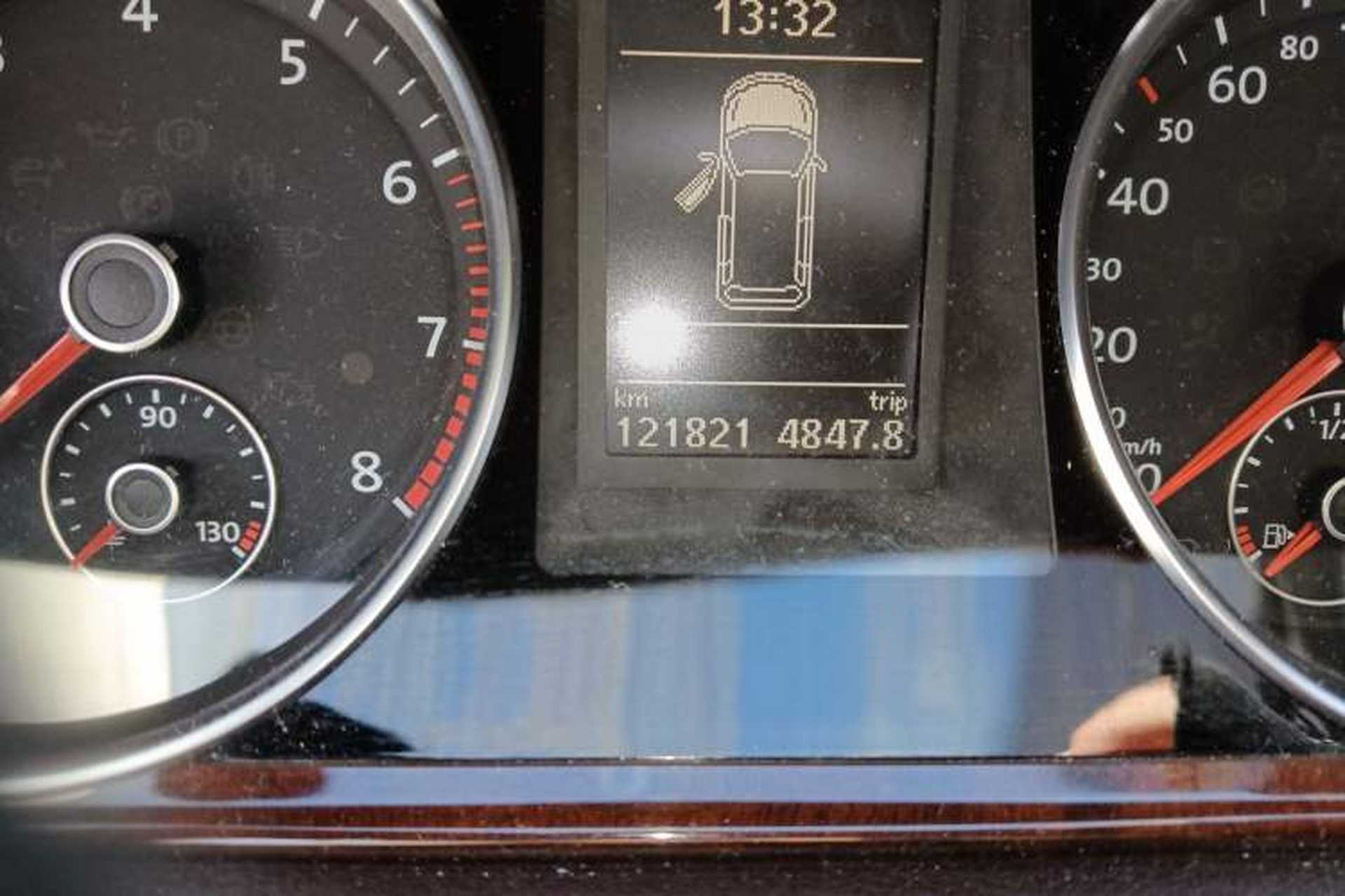 Used Volkswagen Magotan 2012 Travel Edition 2.0 TSI Luxury Version Odometer Close Up
