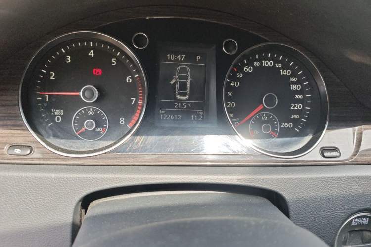 Used Volkswagen Magotan 2012 Facelift 2.0 TSI Prestige Model Odometer Close Up