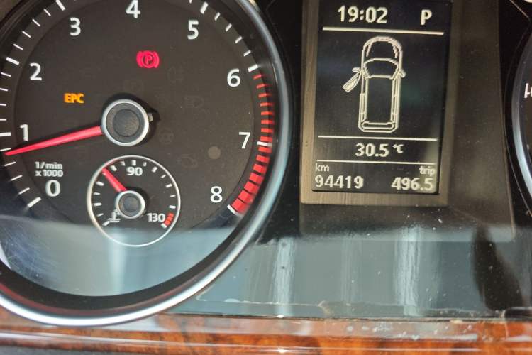 Used Volkswagen Magotan 2012 Travel Edition 2.0 TSI Luxury Version Odometer Close Up
