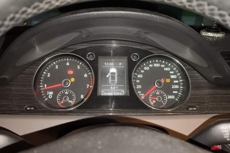 Used Volkswagen Magotan 2012 Facelift 2.0 TSI Prestige Model Odometer Close Up