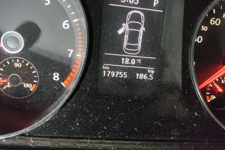 Used Volkswagen Magotan 2012 1.8TSI Prestige Model Odometer Close Up