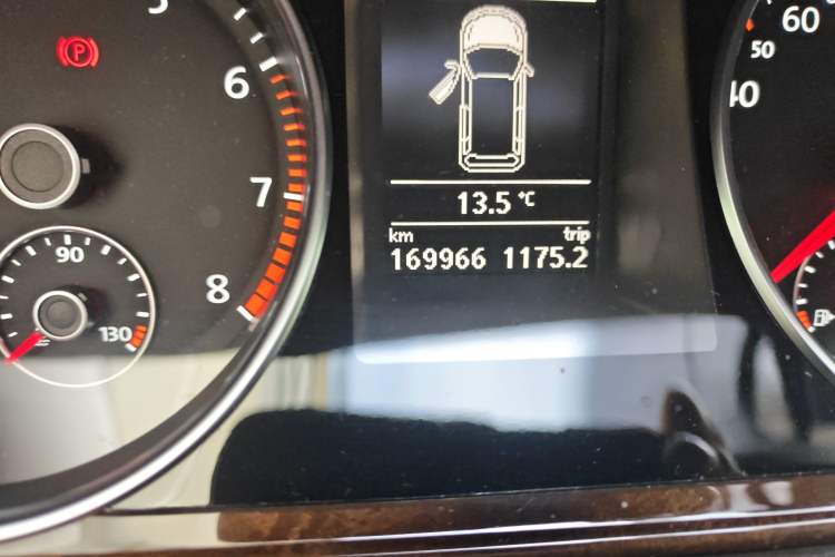 Used Volkswagen Magotan 2012 Travel Edition 2.0 TSI Comfort Version Odometer Close Up