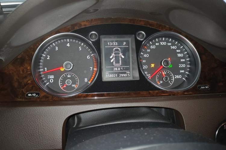 Used Volkswagen Magotan 2012 Travel Edition 2.0 TSI Luxury Version Odometer Close Up