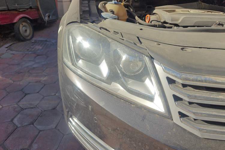 Used Volkswagen Magotan 2012 Revised 1.8TSI Comfort Version Right Front Headlight