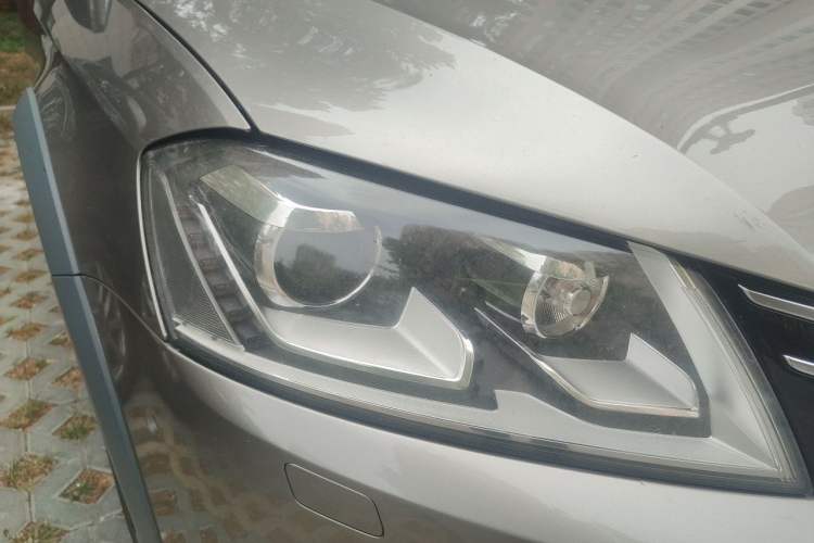 Used Volkswagen Magotan 2012 Travel Edition 2.0 TSI Four-Wheel Drive Luxury Version Right Front Headlight