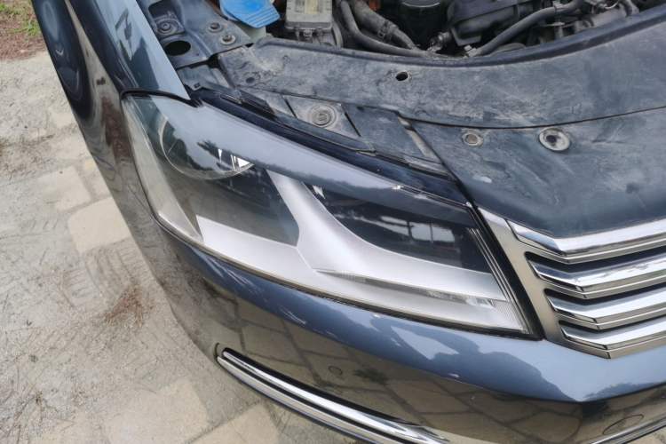 Used Volkswagen Magotan 2012 Revised Version 1.8TSI Leading Edition Right Front Headlight