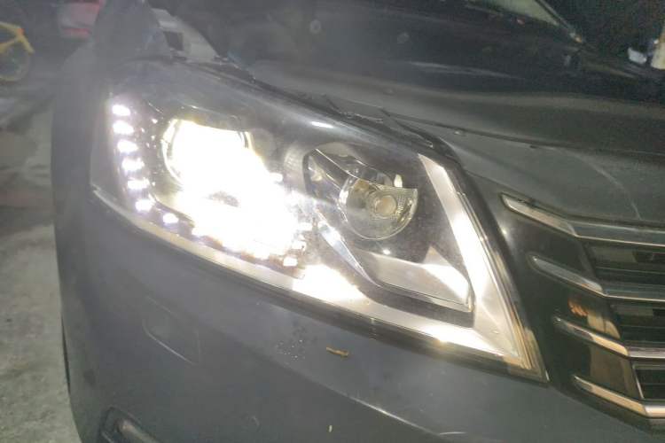 Used Volkswagen Magotan 2012 Travel Edition 2.0 TSI Luxury Version Right Front Headlight