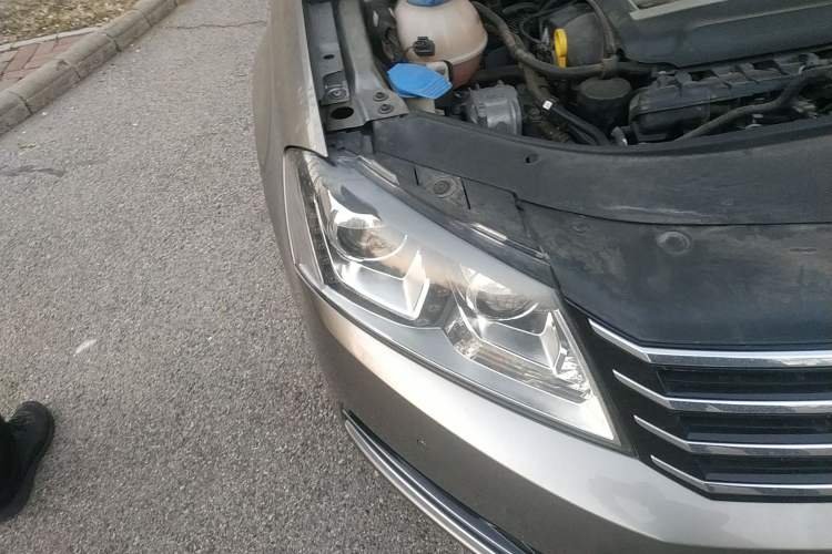 Used Volkswagen Magotan 2012 Travel Edition 2.0 TSI Comfort Version Right Front Headlight