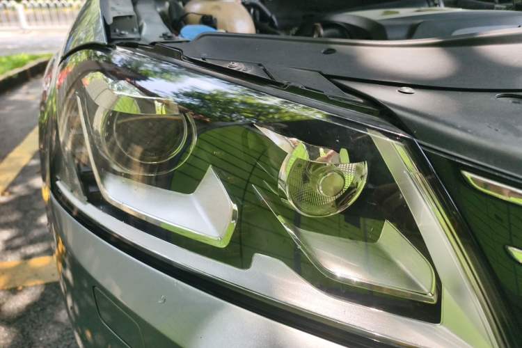 Used Volkswagen Magotan 2012 Travel Edition 2.0 TSI Comfort Version Right Front Headlight