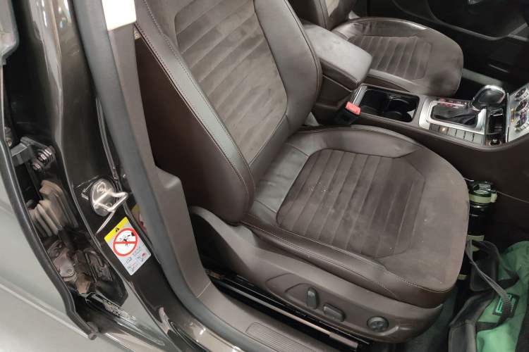 Used Volkswagen Magotan 2012 Travel Edition 2.0 TSI Comfort Version Right Front Seat