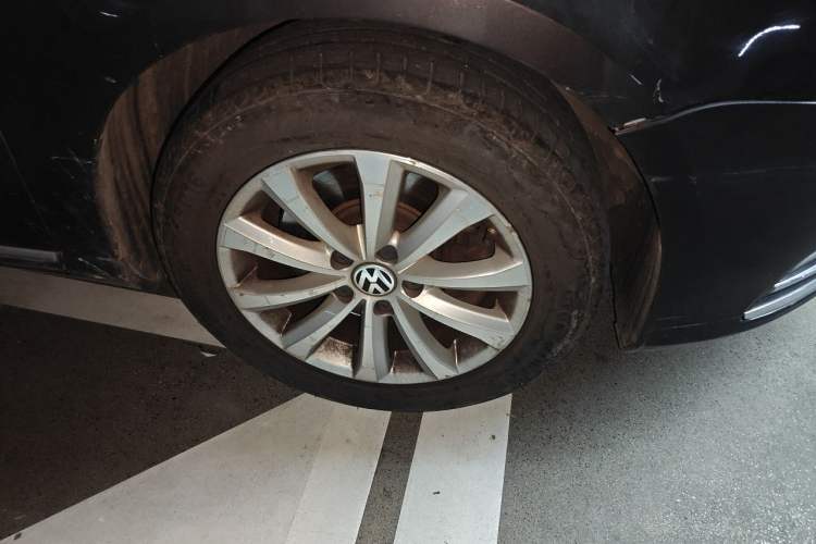 Used Volkswagen Magotan 2012 Revised 1.8TSI Luxury Version Right Front Wheel Hub