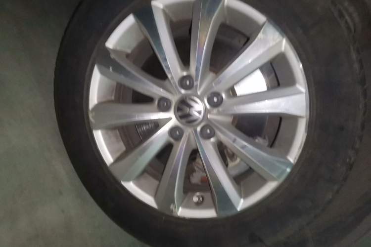 Used Volkswagen Magotan 2012 Revised 1.8TSI Luxury Version Right Front Wheel Hub