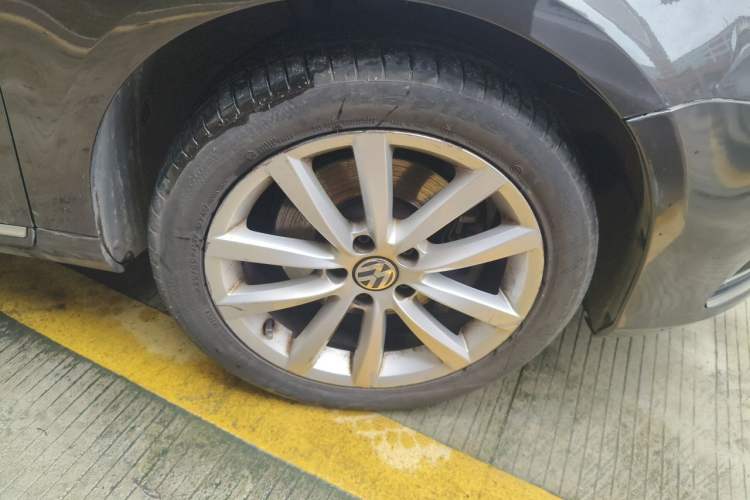 Used Volkswagen Magotan 2012 Travel Edition 2.0 TSI Comfort Version Right Front Wheel Hub