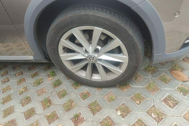 Used Volkswagen Magotan 2012 Travel Edition 2.0 TSI Four-Wheel Drive Luxury Version Right Front Wheel Hub