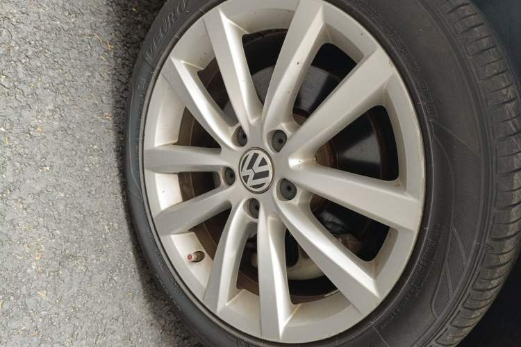 Used Volkswagen Magotan 2012 Facelift 1.8TSI Prestige Model Right Front Wheel Hub