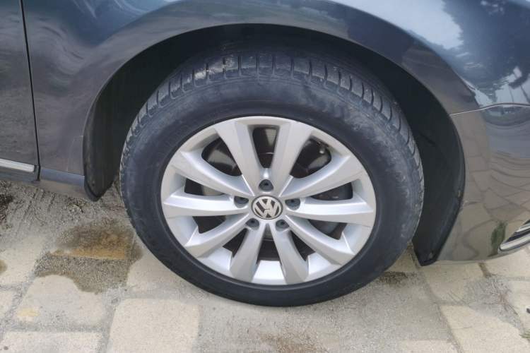 Used Volkswagen Magotan 2012 Revised Version 1.8TSI Leading Edition Right Front Wheel Hub