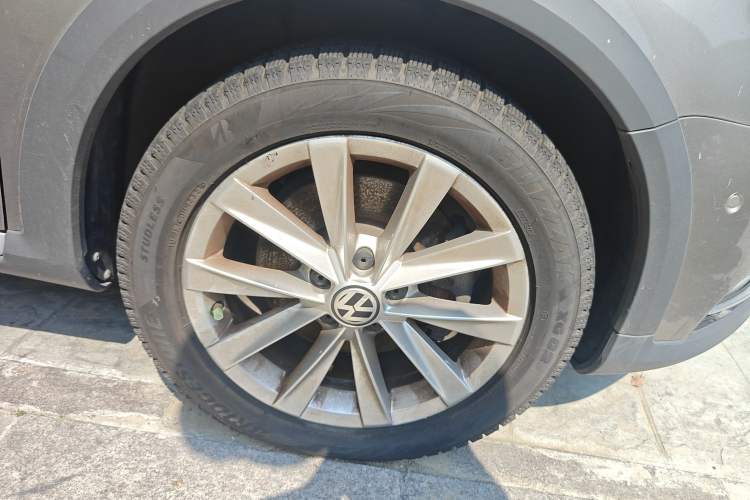Used Volkswagen Magotan 2012 Travel Edition 2.0 TSI 4x4 Comfort Version Right Front Wheel Hub