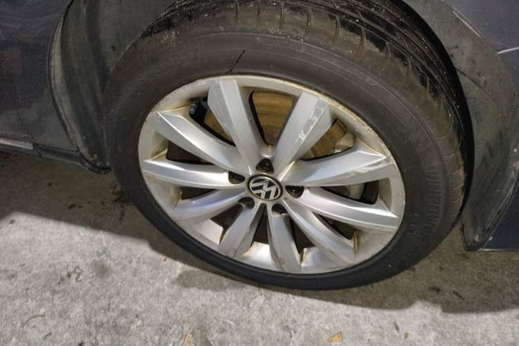 Used Volkswagen Magotan 2012 Travel Edition 2.0 TSI Luxury Version Right Front Wheel Hub