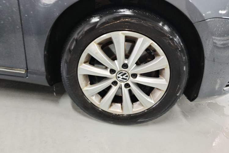 Used Volkswagen Magotan 2012 Revised Version 1.8TSI Leading Edition Right Front Wheel Hub