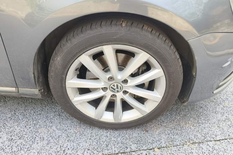 Used Volkswagen Magotan 2012 2.0 TSI Prestige Edition Right Front Wheel Hub