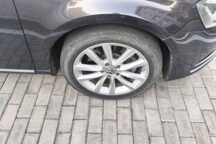 Used Volkswagen Magotan 2012 Revised Version 2.0 TSI Supreme Edition Right Front Wheel Hub